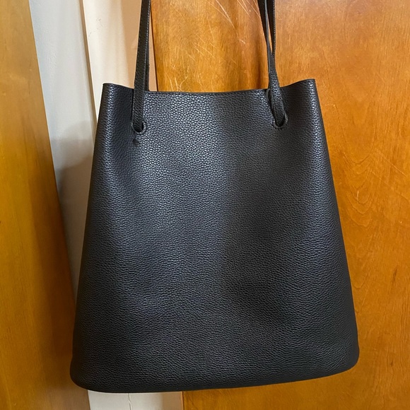 👀 4/$10 Black laser cut geometric design faux leather tote - Picture 4 of 10